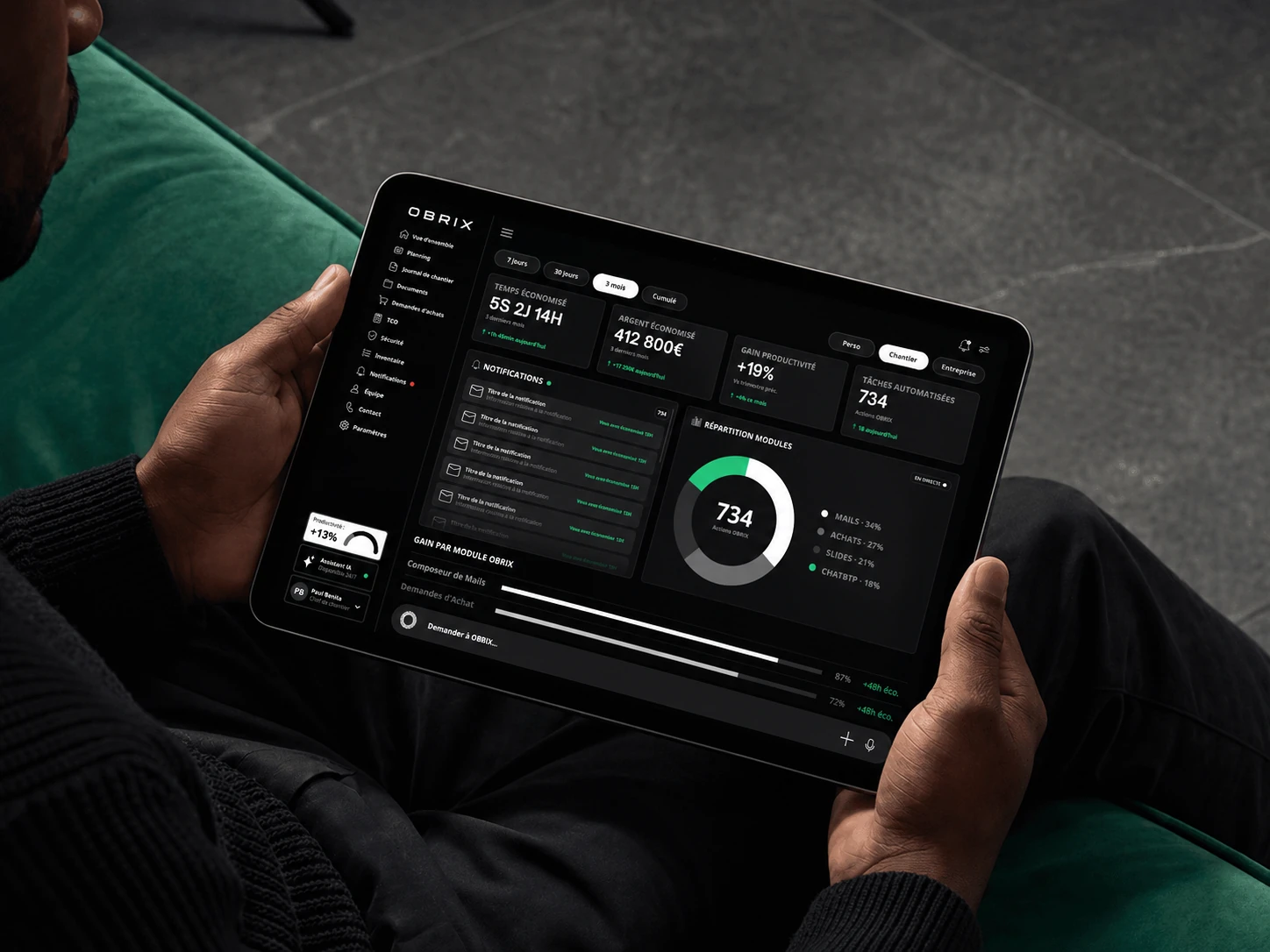 Un chef de chantier consulte le tableau de bord de l'application OBRIX sur tablette