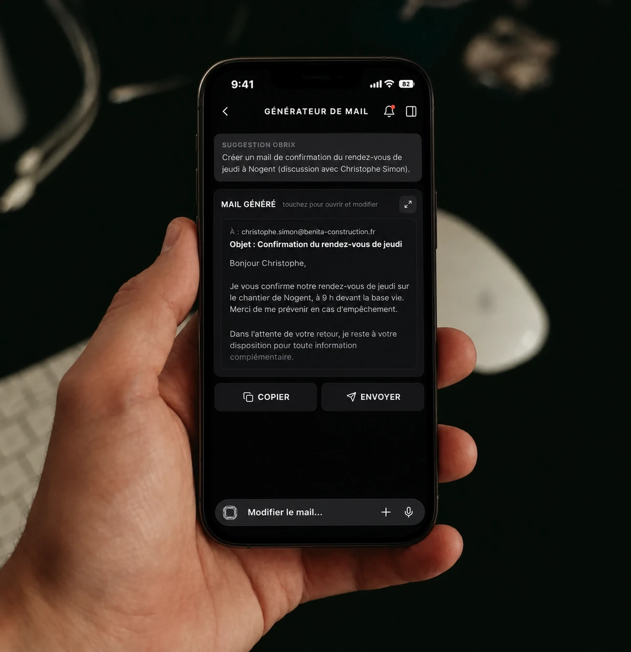 Téléphone en main : l'application OBRIX a rédigé le mail de confirmation d'un rendez-vous de chantier