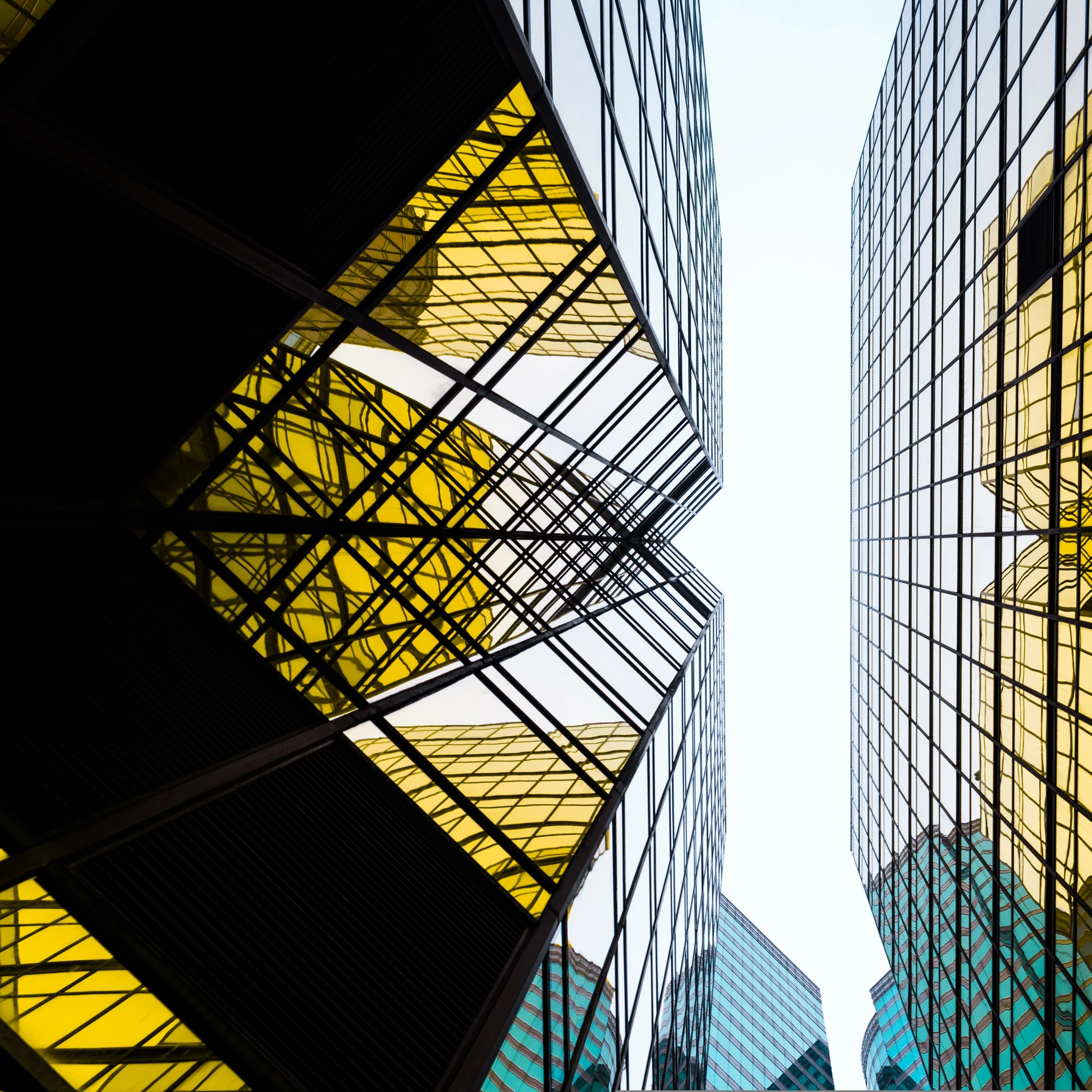 Façades vitrées d'immeubles de bureaux vues d'en bas